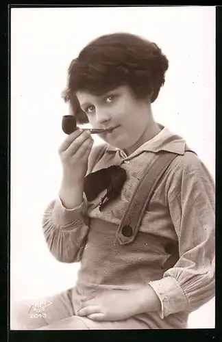 Foto-AK Junge im karierten Hemd raucht Tabakspfeife