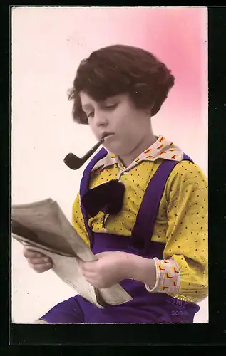 AK Junge raucht Tabakspfeife und liest Zeitung