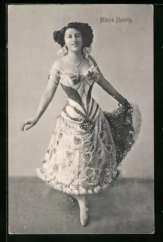 AK Marra Hennig im bestickten Tanzkleid