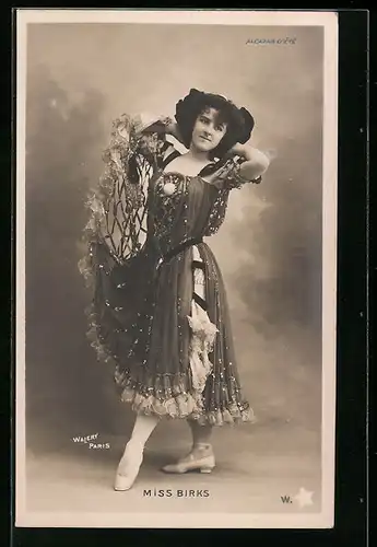 AK Miss Birks im bestickten Tanzkleid