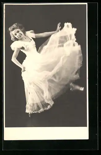Foto-AK Junge Frau im weissen Kleid tanzt