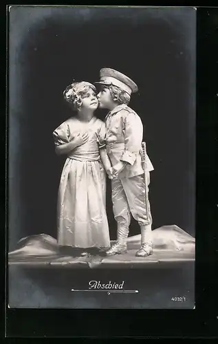 AK Abschied, Kleiner Soldat mit einem Mädchen, vermenschlichte Statue