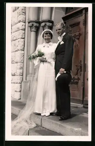 Farbfoto-AK Junges Paar in Hochzeitskleidung mit Blumenstrauss