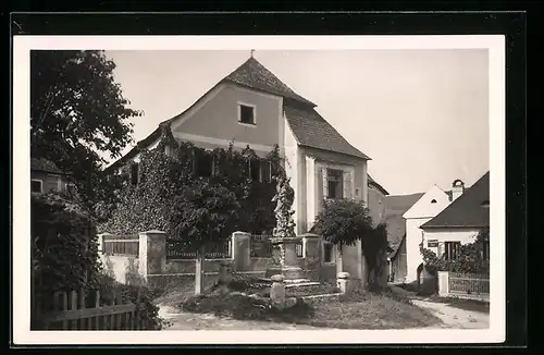 AK Rossatz /Donau, Ortspartie mit Standbild und Haus