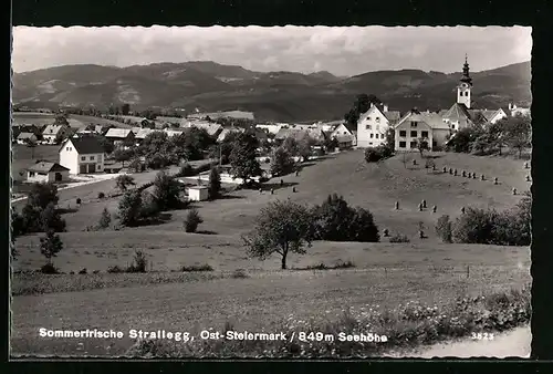 AK Strallegg, Ortsansicht mit Kirche und Bergblick