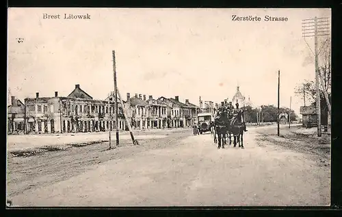 AK Brest-Litowsk, Zerstörte Strasse und Soldaten mit Pferdegespann