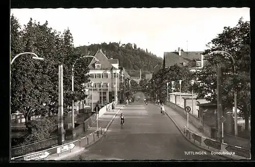 AK Tuttlingen, Strassenpartie mit Donaubrücke