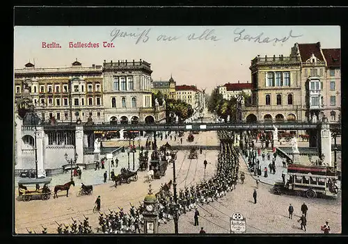 AK Berlin-Kreuzberg, Hallesches Tor während Parade