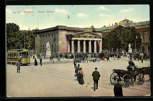 AK Berlin, Strassenbahn passiert die Neue Wache