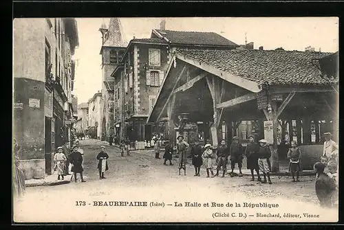 AK Beaurepaire, La Halle et Rue de la République