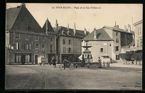 AK La Tour-du-Pin, Place de la Sous-Préfecture