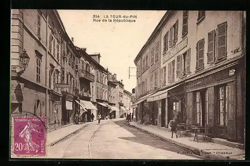 AK La Tour-du-Pin, Rue de la République, Strassenpartie