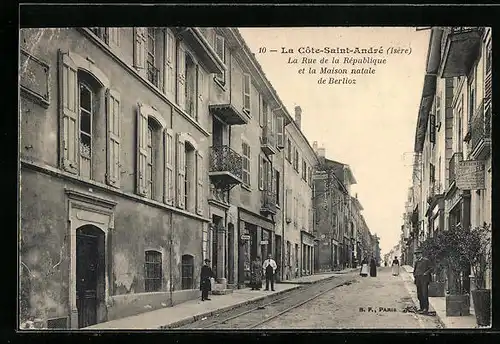 AK La Cote-Saint-André, La Rue de la Republique et la Maison natale de Berlioz