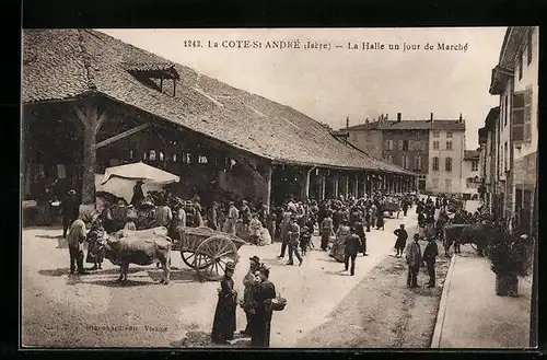 AK La Cote Saint-André, La Halle un jour de Marché