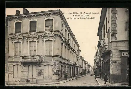 AK La Cote-Saint-André, L`Hotel-de-Ville et la rue de l`Hotel-de-Ville