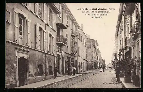 AK La Cote-Saint-André, La Rue de la Republique et la Maison natale de Berlioz