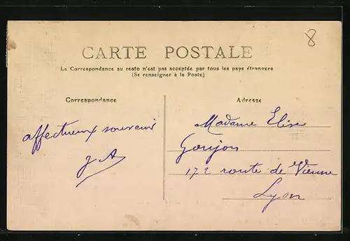 AK Crémieu, Les Halles et les Tours St-Hipolyte