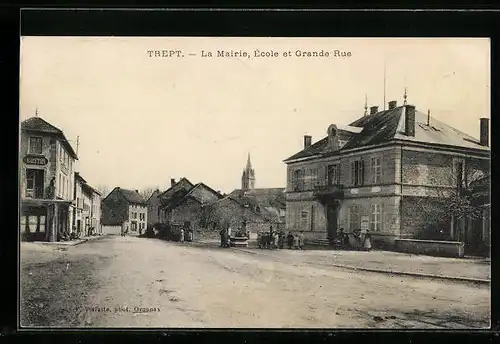 AK Trept, La Mairie, Ecole et Grande Rue