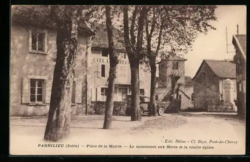 AK Parmilieu, Place de la Mairie, Le monument aux Morts et la vieille eglise