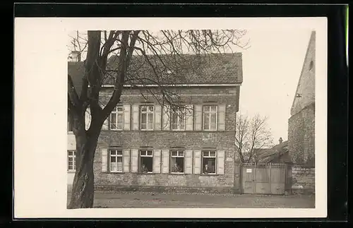 AK Guntersblum, Blick auf die Sparkasse mit Angestelten