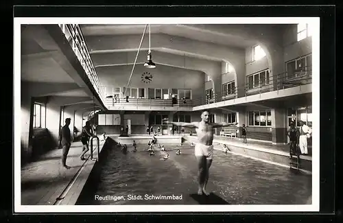 AK Reutlingen, Städtisches Schwimmmbad, Innenansicht