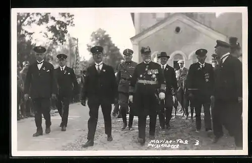 Foto-AK Peissenberg, Marine-Tag, Marine Offizier in Uniform mit Zweispitz nebst Soldaten mit EK Orden, 1933