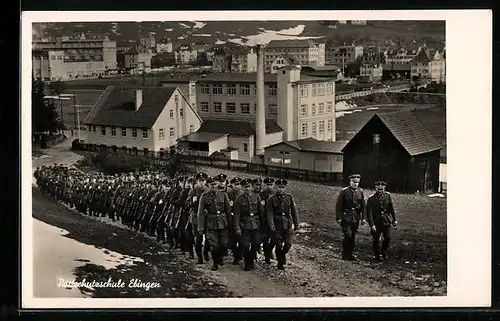 AK Ebingen, Soldaten in Uniform maschieren an der Postschutzschule vorbei