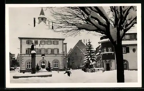 AK Löffingen, Partie im verschneiten Ort mit Kriegerdenkmal