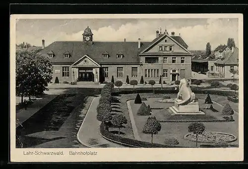 AK Lahr / Schwarzwald, Blick nach dem Bahnhof mit Vorplatz und Denkmal