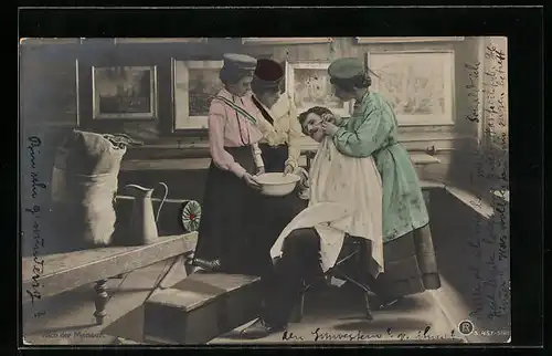 AK Studentinnen nähen den Schmiss eines Studenten