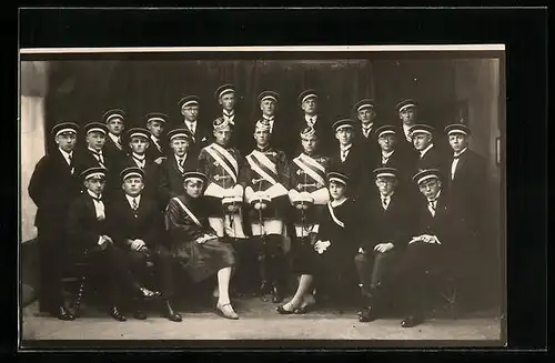 Foto-AK Gruppenfoto, Studenten im vollen Wichs