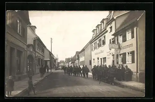 Foto-AK Münsingen, Strassenpartie mit Soldaten im Jahr 1916