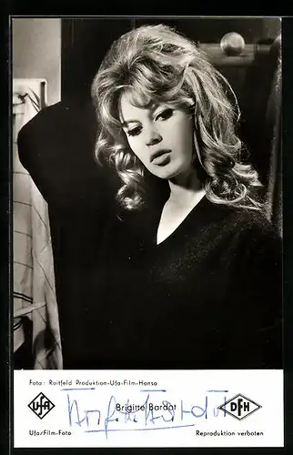 AK Schauspielerin Brigitte Bardot mit Dauerwelle im schwarzen Pullover, Autograph