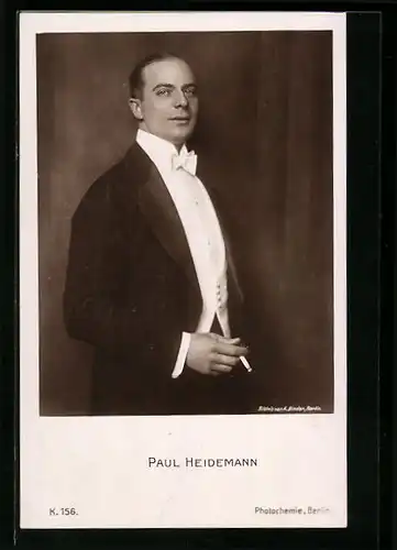 AK Schauspieler Paul Heidemann mit Zigarette in der Hand