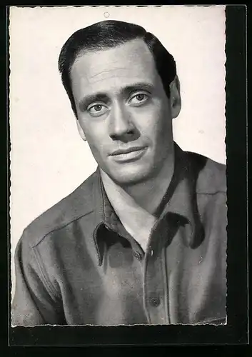 AK Schauspieler Mel Ferrer mit Blick in die Ferne