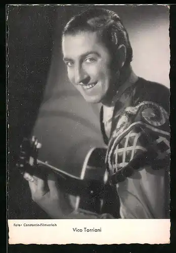 AK Schauspieler Vico Torriani spielt Gitarre