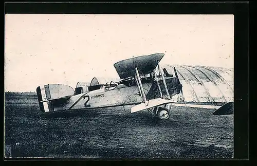 AK Doppeldecker-Flugzeug vor Hangars