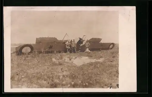 AK Soldaten an einem franz. Flugzeugwrack