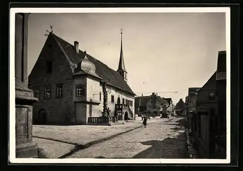 AK Frickenhausen, Partie am Rathaus mit der Mariensäule