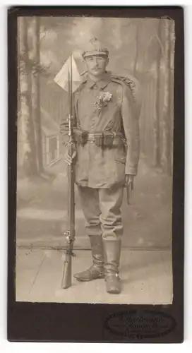 Fotografie J. Hartmann, Bayreuth, Portrait Soldat in Feldgrau Uniform Rgt. 7, Ausmarschgepäck, aufgepfalnztes Bajonett