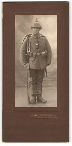 Fotografie Albert Gaugler, Stuttgart, Soldat in Uniform Feldgrau Rgt. 125, Gewehr mit Bajonett, Ausmarschgepäck