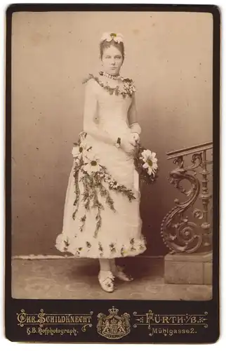 Fotografie Chr. Schildknecht, Fürth i. B., junge Frau als Blumenmädchen im Kostüm zum Fasching