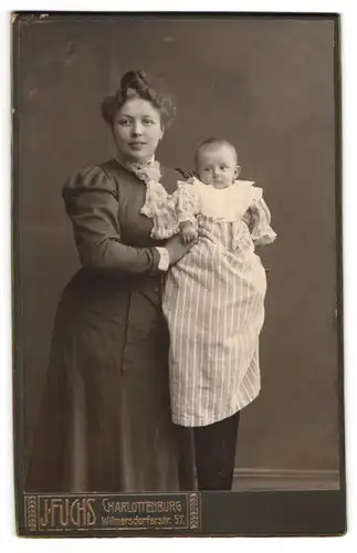 Fotografie J. Fuchs, Charlottenburg, junge Mutter mit ihren Kind im Arm, Mutterglück