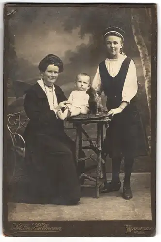Fotografie J. Hellmann, Homburg, MatroseMutter mit ihren beiden Kindern im Ateler, Stoffkatze, Mutterglück