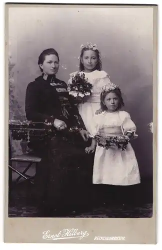 Fotografie Ernst Hilberg, Recklinghausen, Mutter mit ihren beiden Töchtern zur Kommunion