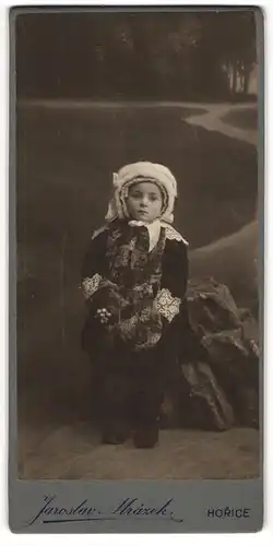 Fotografie Jaroslav Mäzek, Horice, kleines niedliches Mädchen im Winterkleid mit Muff und Wintermütze