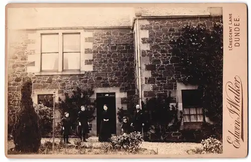 Fotografie Edwin Walker, Dundee, unbekannter Ort, Familie vor ihrem Wohnhaus