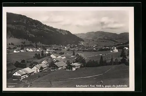 AK Schattwald /Tirol, Ortsansicht gegen die Jochstrasse