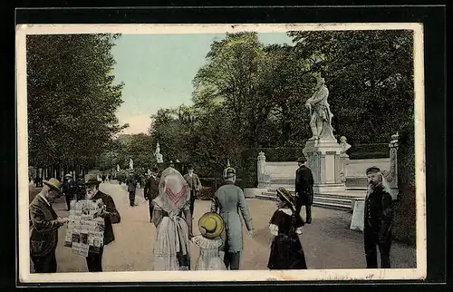 AK Berlin-Tiergarten, Sieges-Allee mit Passanten