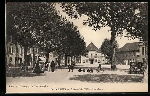 AK Les Abrets, L`Hôtel de Ville et la place